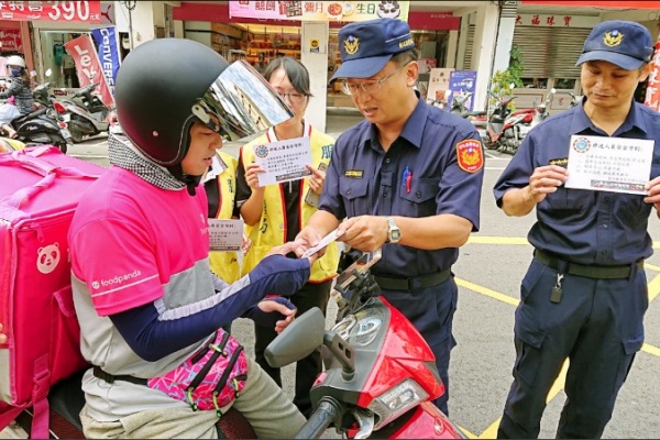 汽機車手機架 立委提案修法納罰