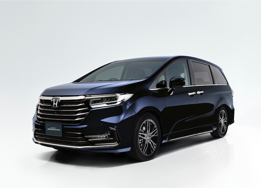 Honda 去年 9 月在日本推出 Odyssey 小改款，有著多層次的鍍鉻水箱護罩。此為日規 ODYSSEY e:HEV ABSOLUTE EX 車型。（圖片來源：Honda）