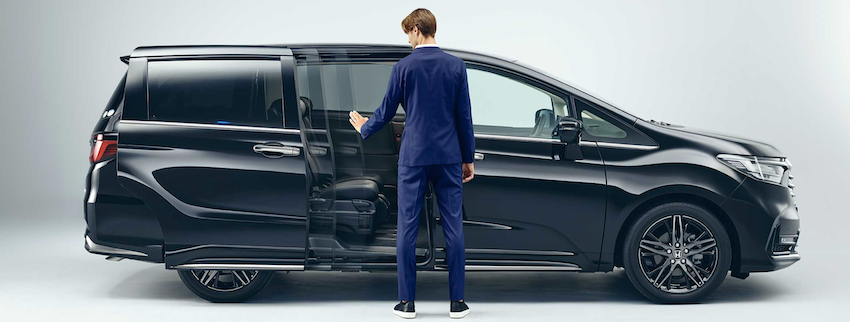 隔空的手勢滑動，就可以開啟電動滑門，是 Odyssey 新配備。（圖片來源：Honda）