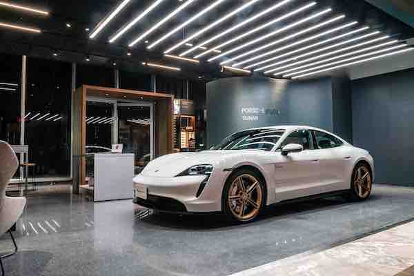 保時捷全球第一間概念店在台南！除了賣車，展間還有更衣室