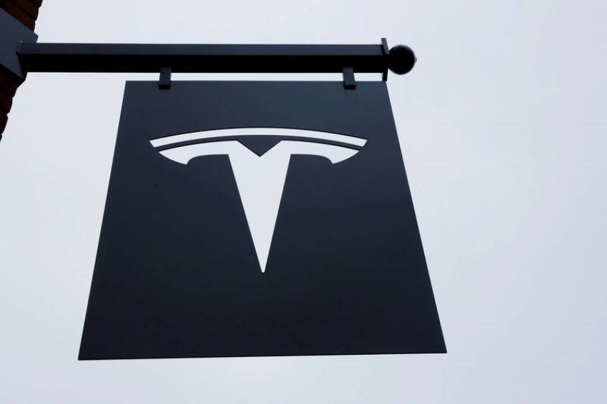 德國汽車聯邦監理局（KBA）傳出正在調查美國電動車大廠特斯拉（Tesla）汽車觸控螢幕相關的安全風險，並已要求特斯拉提供相關訊息。（路透）