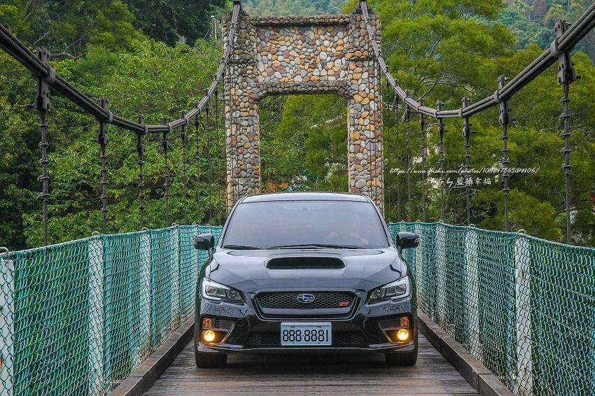 吊橋限重 2.5 噸，汽車最好一次限一台通行。