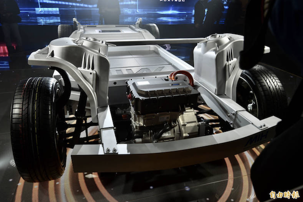 鴻海電動車玩真的！外媒爆：計劃 10 月推電動巴士原型車