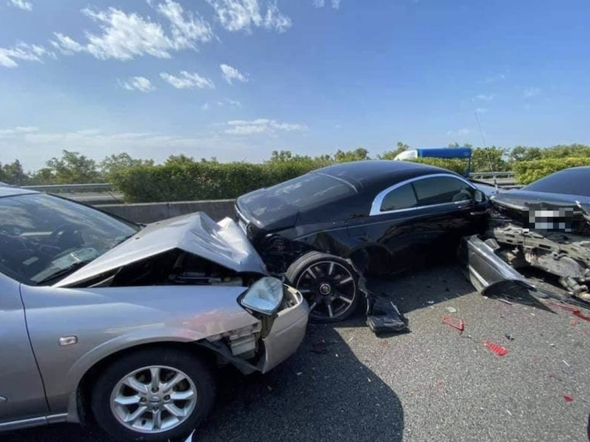 一台勞斯萊斯雙門車款被夾在兩台車中間，成為夾心餅乾。（擷取自爆廢公社公開版）