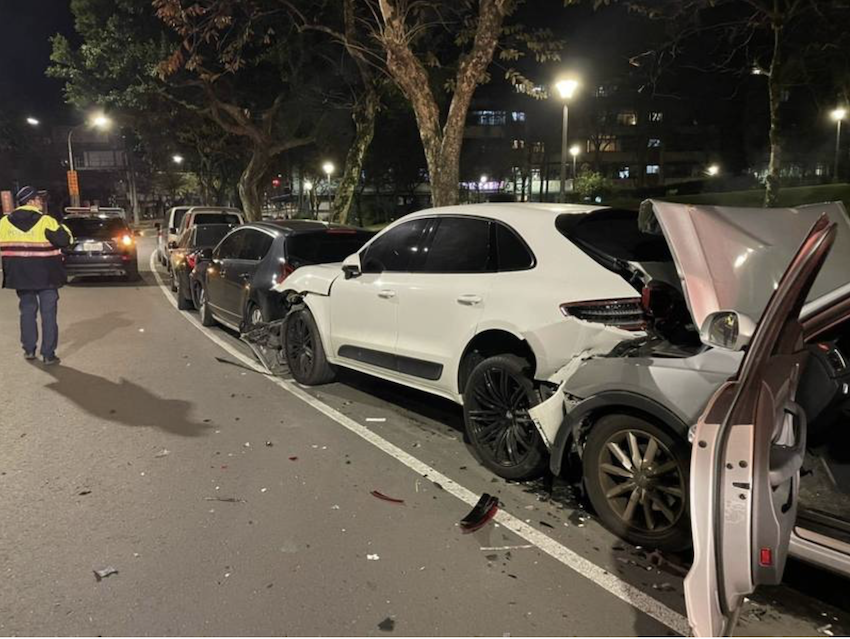 北市南港研究院路深夜發生奧迪 Q3 追撞保時捷 Macan 等名車的連環車禍。（記者姚岳宏翻攝）