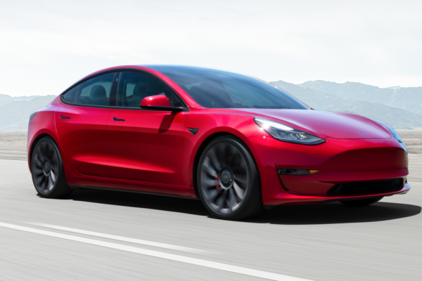 Tesla Model 3 車窗無故噴飛，服務中心反應讓車主暴怒！（內有影片）