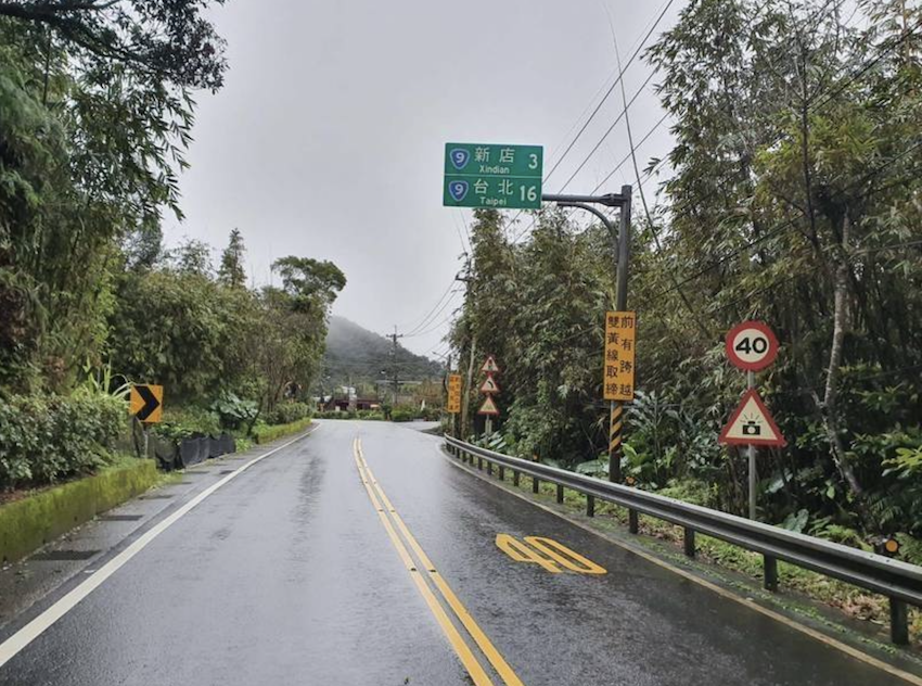北宜公路直線路段速限可望提升至時速 50 公里，預計 6 月底前可望上路。（資料照，新北市交通大隊提供）