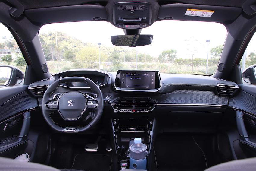 科技感強烈的車式規劃，主要來自於 i-Cockpit 科技座艙搭配 QUARTZ 3D 全數位投影儀錶。