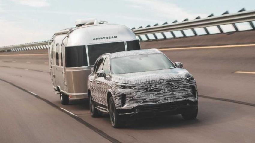 Infiniti 公布的最新預告照，新一代 QX60 拖著一輛露營車，強調其拖曳能力。