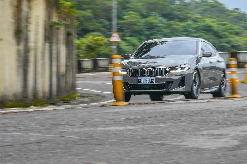順暢的動力反應＋優異的車室隔音，市區走走停停下，亦相當舒適。