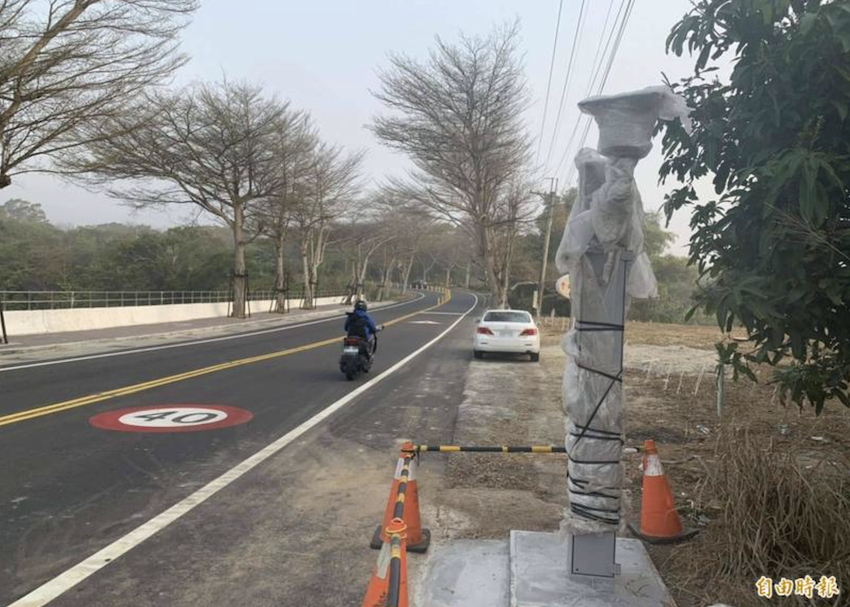 139 線大彰路 20K 彎道處新設 1 支固定式測速照相桿，警方近期內將在裝設主機後開抓，沒有宣導期。（記者湯世名攝）