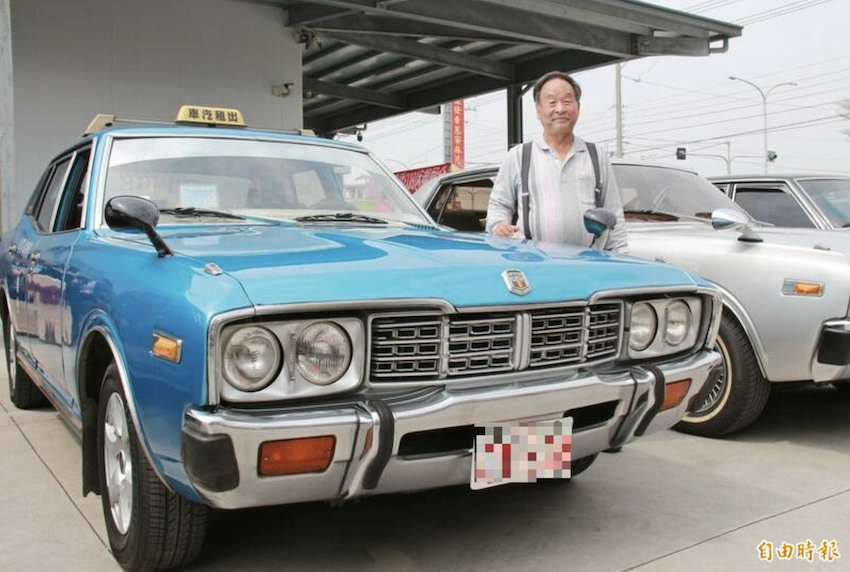計程車司機張坤源，喜歡駕駛 40 年車齡的裕隆勝利 803 車款載客，寶藍色車身閃閃奪目，常吸引乘客目光。（記者陳冠備攝）