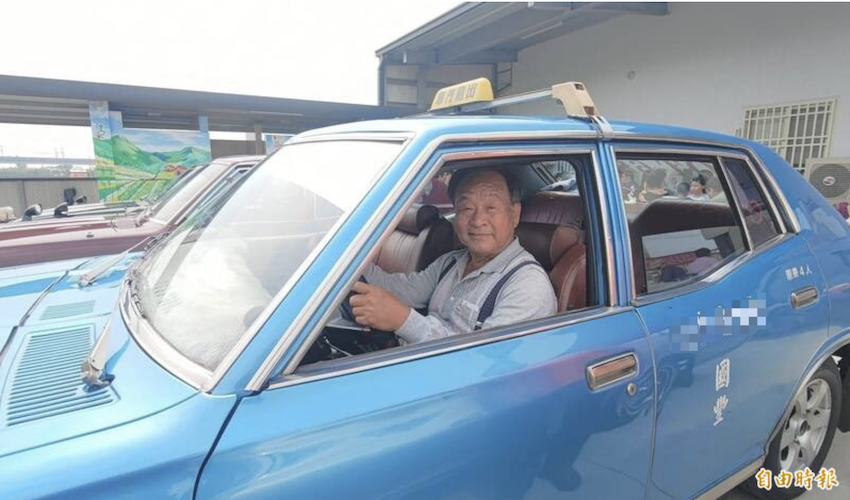 計程車司機張坤源表示，駕駛藍色計程車已有 40 年，經常成為焦點。（記者陳冠備攝）