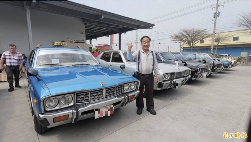 張坤源駕駛寶藍色計程車參與盛會，吸引不少愛好老爺車車迷圍觀。（記者陳冠備攝）