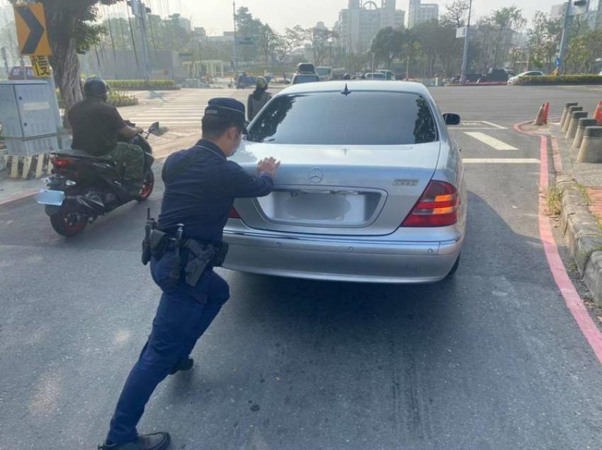 員警將賓士車推到路邊。（記者洪定宏翻攝）