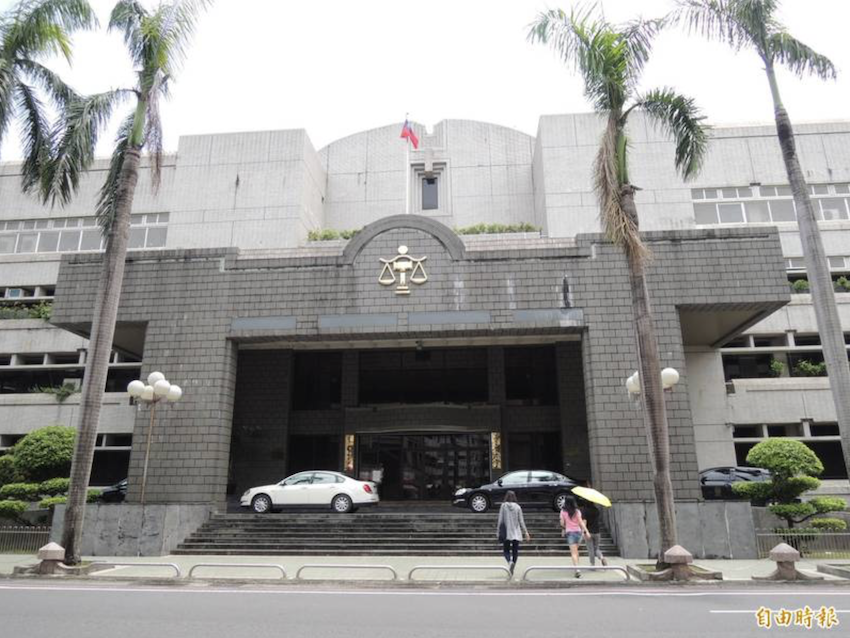 阮男開車超速 71 公里被扣牌 3 個月，他主張扣牌處分思想過於封建，提告要求撤銷，被屏東地院駁回。（記者李立法攝）