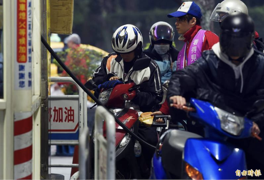 明（29）日起國內汽、柴油價格各調漲 0.3 元及 0.2 元。（示意圖，資料照）