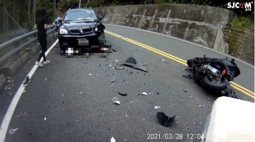台 3 線嘉義中埔段阿婆灣發生無照少年騎機車直衝對向車道卡在車底車禍。（記者蔡宗勳翻攝）