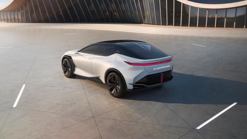 採前低後高的車身架構，車尾沒有廠徽，而是以 Lexus 字樣取代。