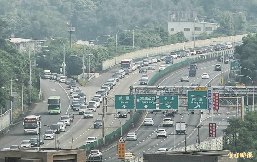 清明連假首日，國道3號汐止段車多。（記者方賓照攝）