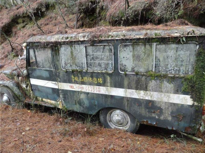 臉書登山社團近期有網友貼文指出在林道赫見廢棄公車，引發熱議，尤其車身還有休息站、電話等字樣，令人好奇這輛古董車輛的由來。（民眾提供）