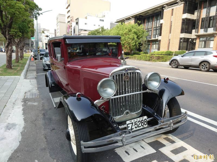 台南街頭出現老古董車，吸引路人目光。（記者洪瑞琴攝）