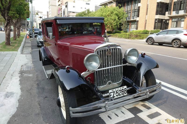 老古董車現身台南街頭 老翁:讓大家欣賞拍照 老古董車現身台南街頭 老翁:讓大家欣賞拍照
