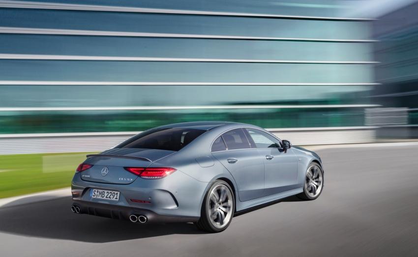 車尾幾乎沒有改動，車頂線條仍維持 CLS 招牌的優雅線條。