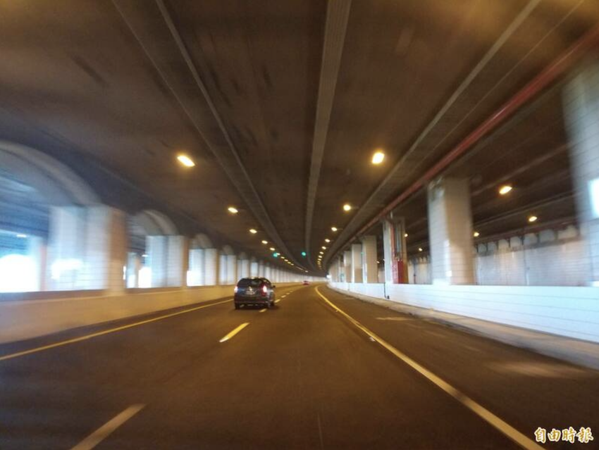 台 61 線新竹縣連接竹北及新豐的鳳鼻尾隧道，限高 4.6 米，但自新竹段開通以來，多次遭超高車輛闖入，撞壞限高門架，甚至毀損隧道內機電消防設備。（記者廖雪茹攝）