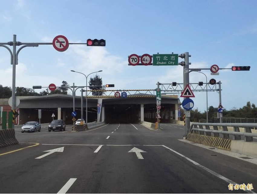 台 61 線西濱快速公路近年重大車禍頻傳，公路總局會同縣市警局、監理所加強聯合執法，4 月起於桃園、新竹路段聯合稽查 12 天次，共舉發超重違規 31 件，超速違規 136 件。（記者廖雪茹攝）