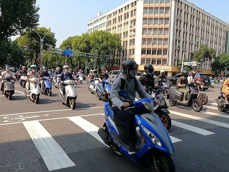 地狹人稠的台北車多、車速又快，不少用路人相當不適應。