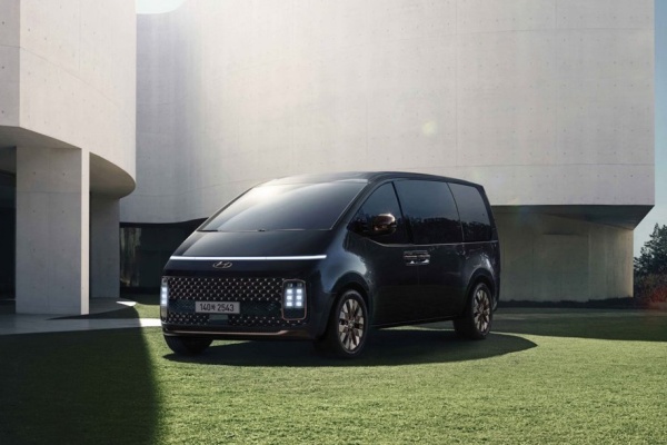 Hyundai 太空船造型 MPV 正式發表，能衍生露營車、救護車版本！