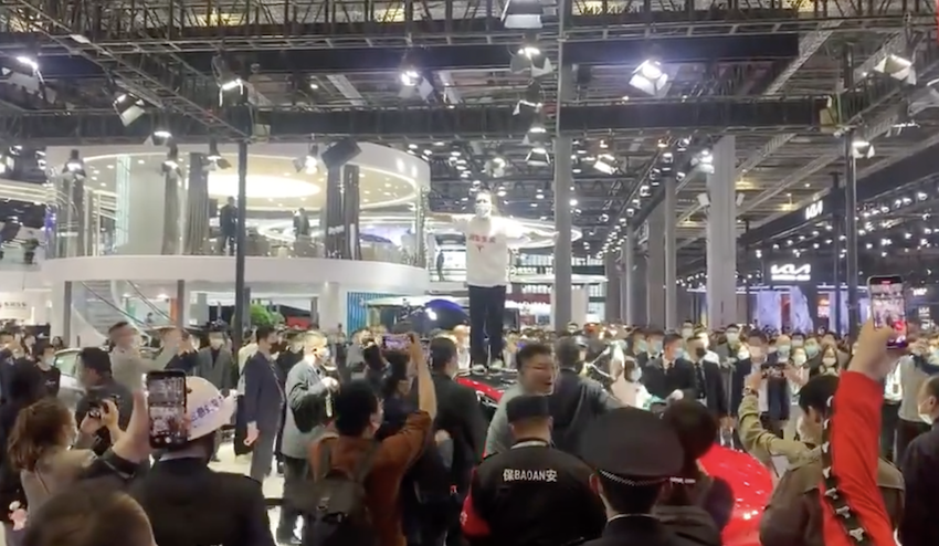 一位中國特斯拉車主大鬧上海車展，在 Model 3 車頂上大喊「特斯拉煞車失靈」。