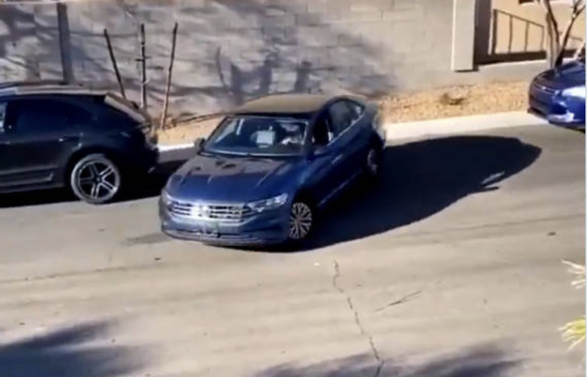網路流傳一段影片,一名女子路邊停車時遲遲無法順利停進車位內,附近一名金髮女子出面相助,最後終於成功把車停妥。(圖擷取自 TikTok)