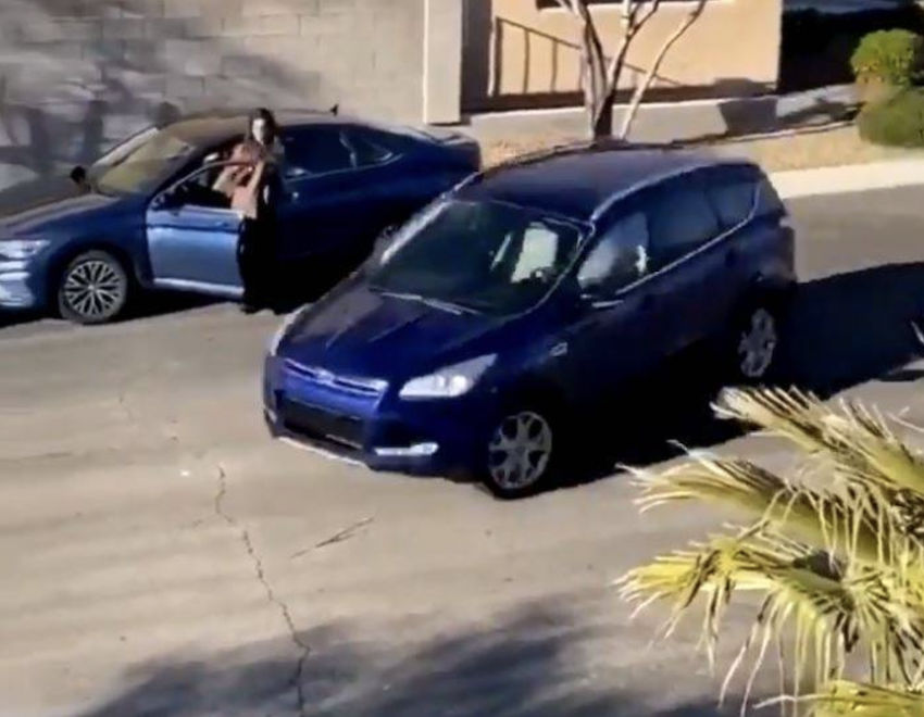 下秒金髮女子轉身駕駛後方的車輛揚長而去,讓接受停車指導的女子當場傻眼。(圖擷取自 TikTok)