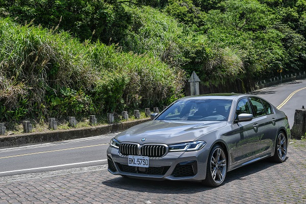 舒適、性能不用擇一，小改款 BMW M550i xDrive 試駕報告！