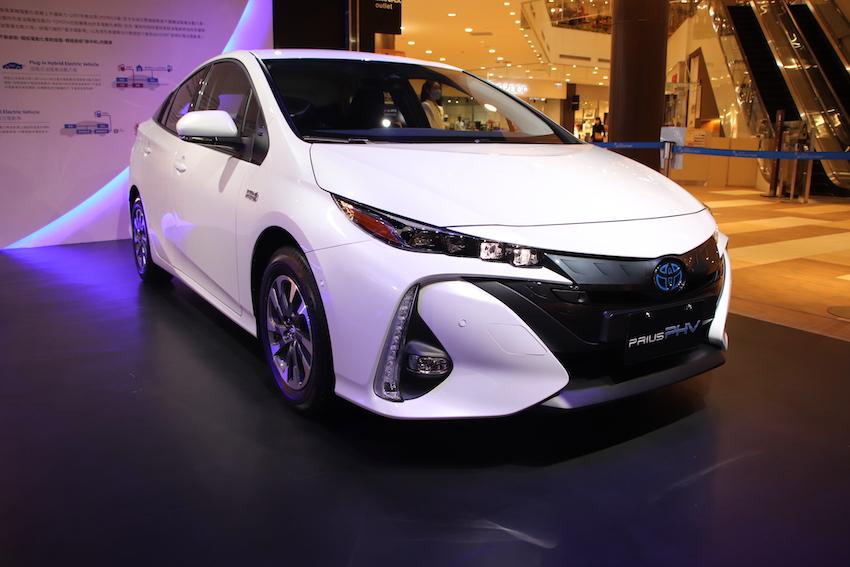 Prius PHV 在純電模式下可行駛 64 公里，電量低時可切換為油電行駛，大幅減低里程焦慮問題。