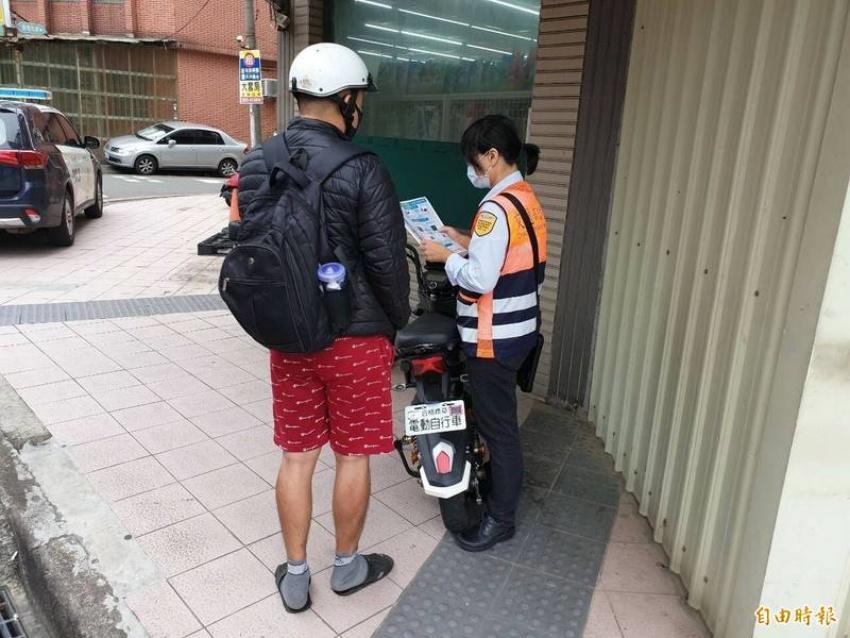 中央擬修法將電動自行車掛牌納管，新竹縣政府超前部署，已跨機關聯合稽查小組，前往新竹工業區周邊路邊稽查，針對業者和車主加強預防宣導。 （記者廖雪茹攝）