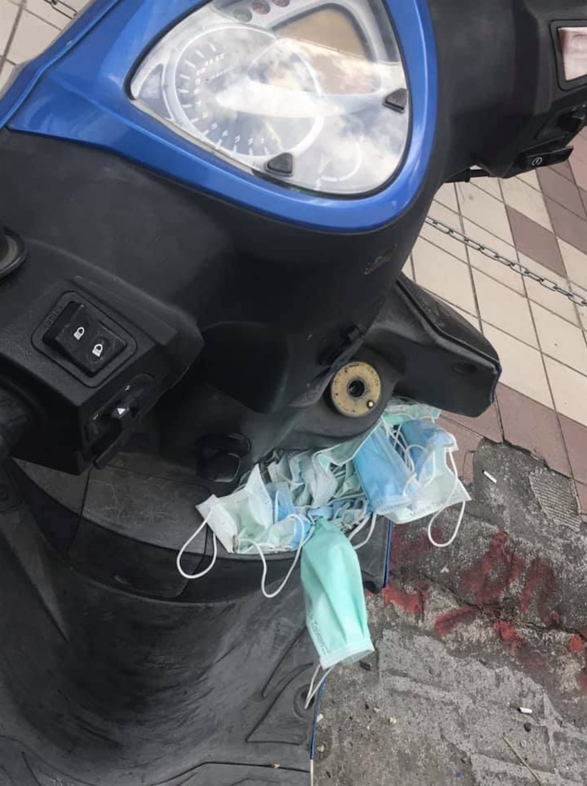 一個粗心的機車騎士將用過口罩塞在機車前座縫隙，遭網友怒批為行動瘟床。（取自路上觀察學院）