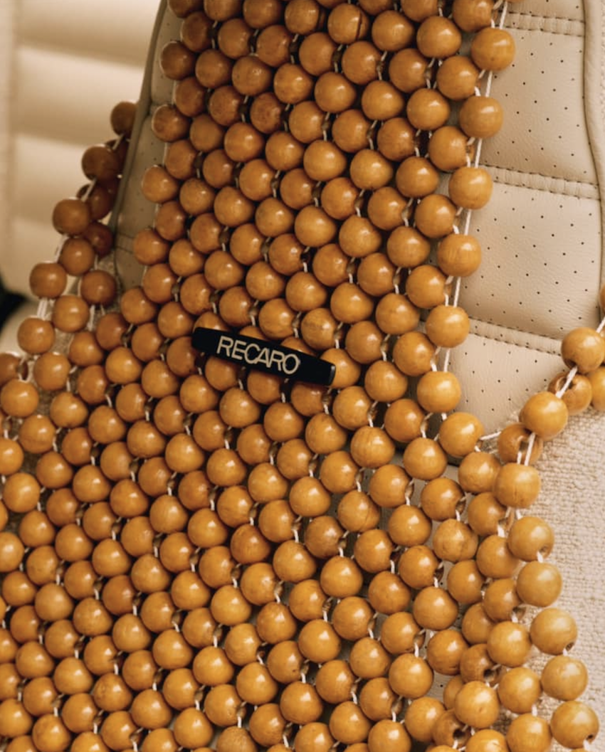 有 Recaro 的 logo，放在涼蓆上。 