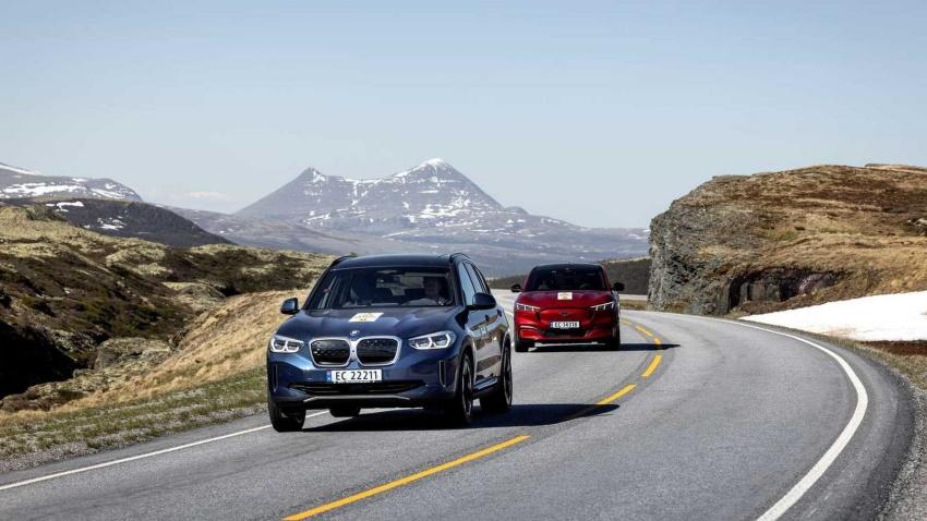 此次實測電動車續航力中，Ford Mach-E、Tesla Model 3 與 BMW iX3 都表現優異。