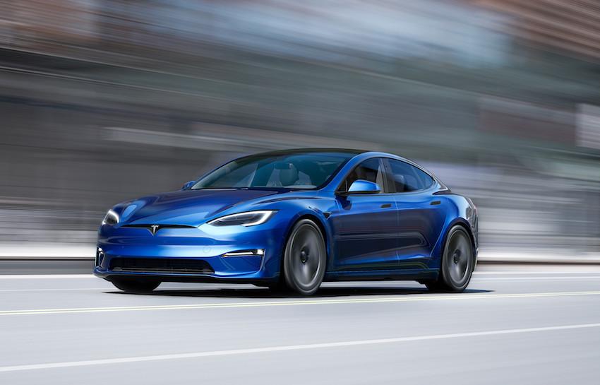除了 Yoke 平把方向盤，Model S 還有全新的駕駛介面。
