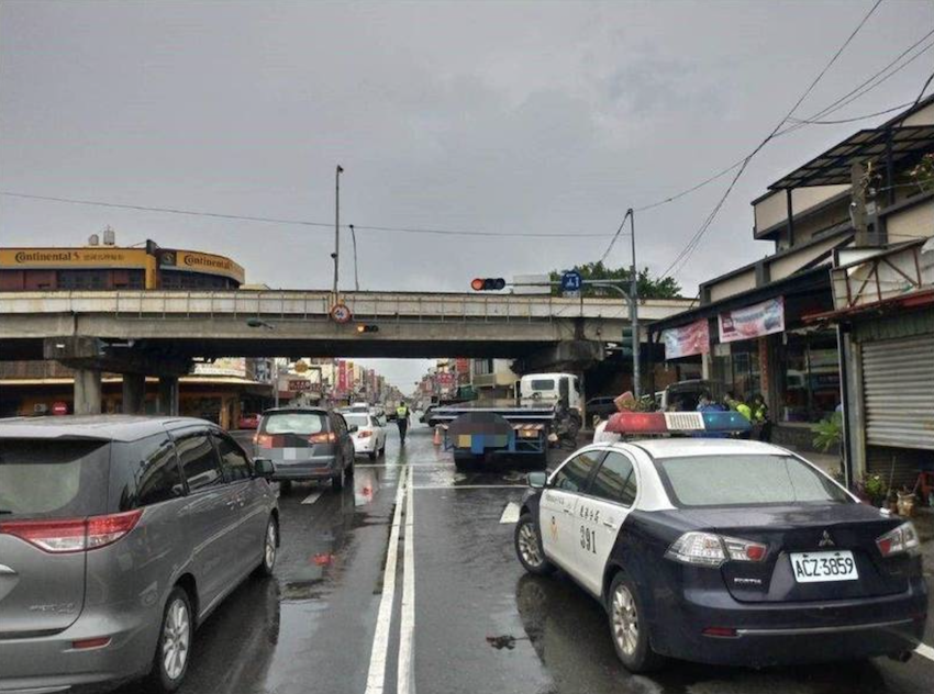 東港大橋下方涵洞今天近中午發生嚴重車禍，騎腳踏車的吳姓男子當場遭林姓男子所駕駛的曳引車輾斃。（警方提供）