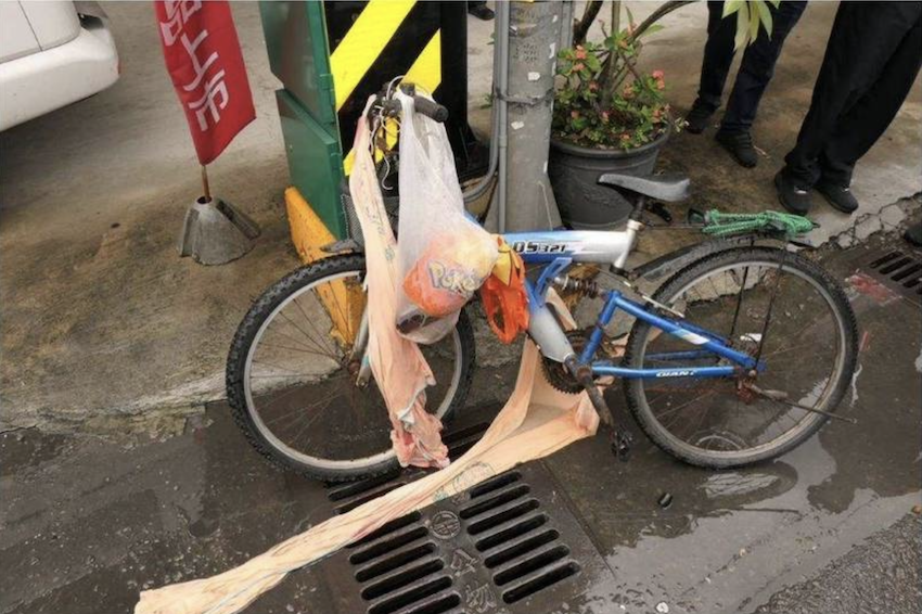 東港大橋下方涵洞今天近中午發生嚴重車禍，騎腳踏車的吳姓男子當場遭林姓男子所駕駛的曳引車輾斃。（警方提供）