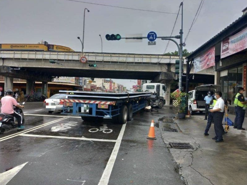 東港大橋下方涵洞今天近中午發生嚴重車禍，騎腳踏車的吳姓男子當場遭林姓男子所駕駛的曳引車輾斃。（警方提供）
