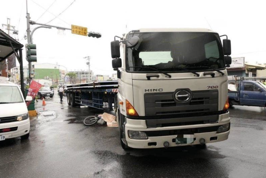 東港大橋下方涵洞今天近中午發生嚴重車禍，騎腳踏車的吳姓男子當場遭林姓男子所駕駛的曳引車輾斃。（警方提供）
