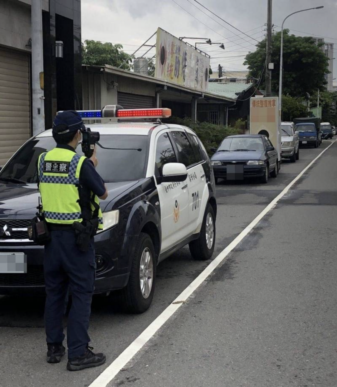 霧峰分局為降低交通事故，員警以雷射槍進行超速取締，1 個月開出 5938 張罰單。（記者陳建志翻攝）