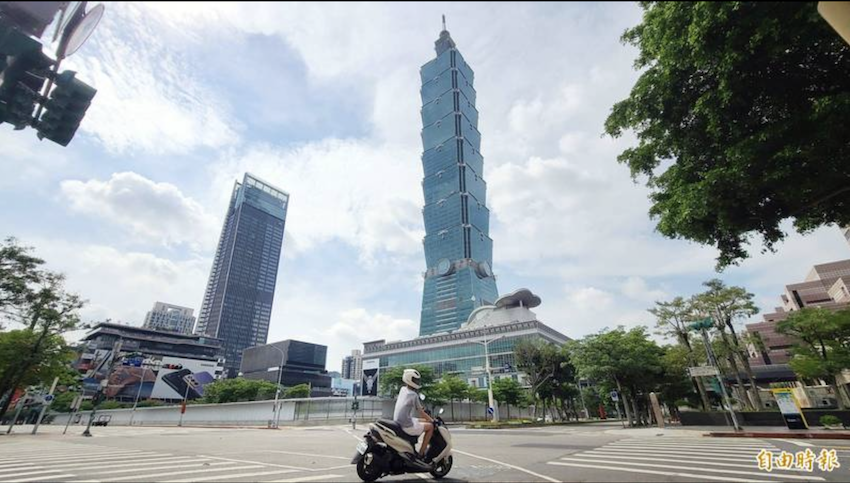 疫情升溫後，許多人都減少出門頻率，改在家上班及叫外送。（本報資料照）