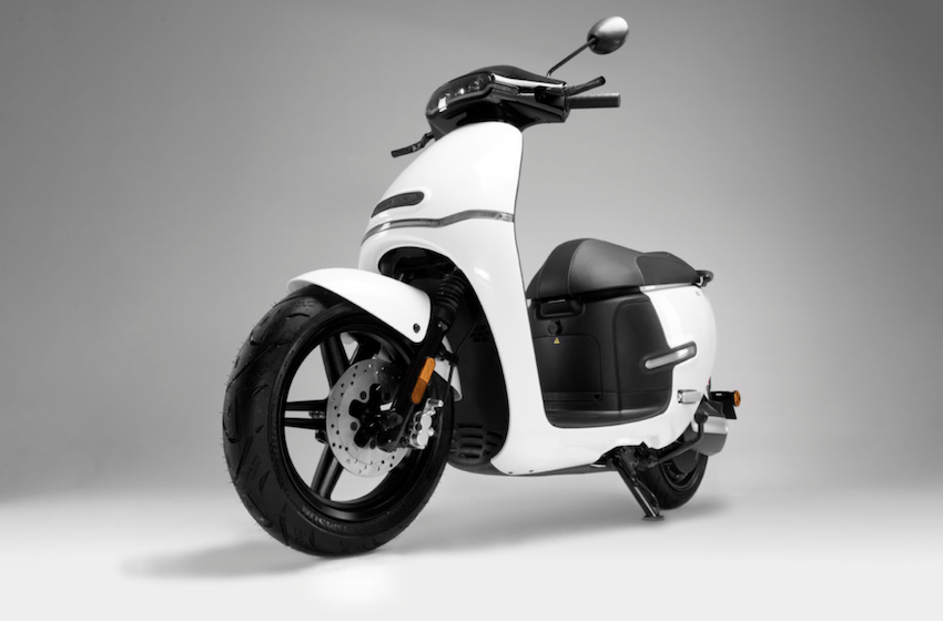 EK3&EK3 Deluxe 連這張宣傳照角度，都明顯抄襲自 Gogoro 1