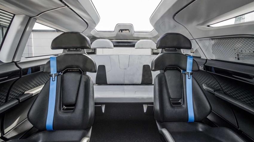 Porsche 公布 Vision Renndienst 概念 MPV 內裝鋪陳。